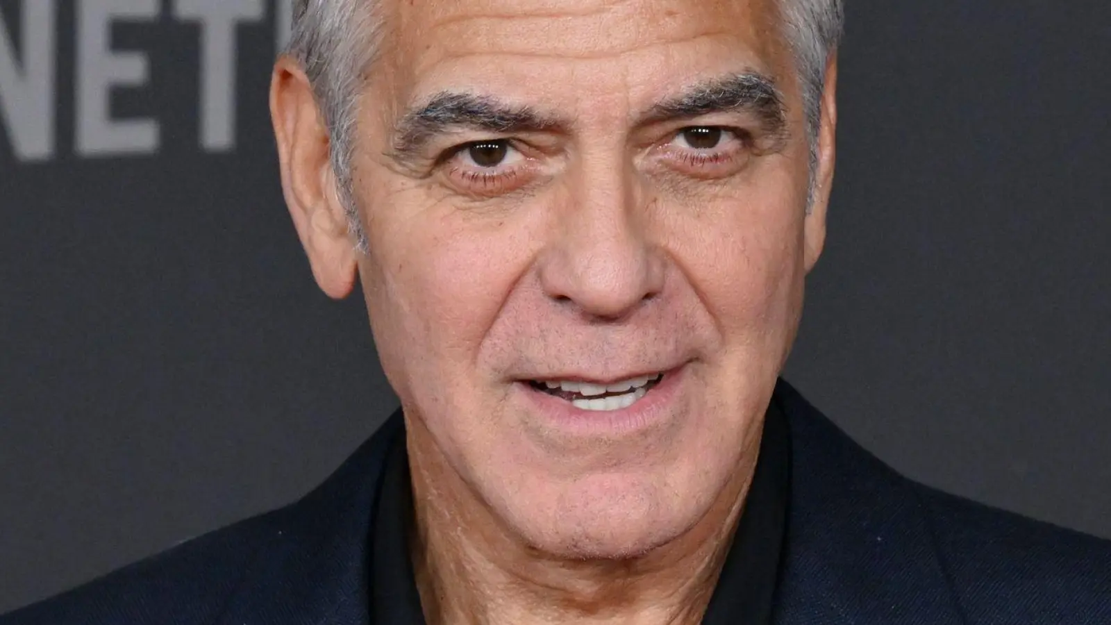 Hollywoodstar George Clooney findet eigenen Angaben zufolge manche Bruchlandungen im Leben hilfreich. (Archivbild) (Foto: Billy Bennight/ZUMA Press Wire/dpa)