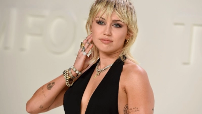 Traumatische Erfahrung: In einer Folge der Hitserie „Black Mirror“ erlebt Miley Cyrus die Schattenseiten des Popstar-Lebens - bei den Dreharbeiten erfährt sie im realen Leben einen Schicksalsschlag. (Foto: Jordan Strauss/Invision/AP/dpa)