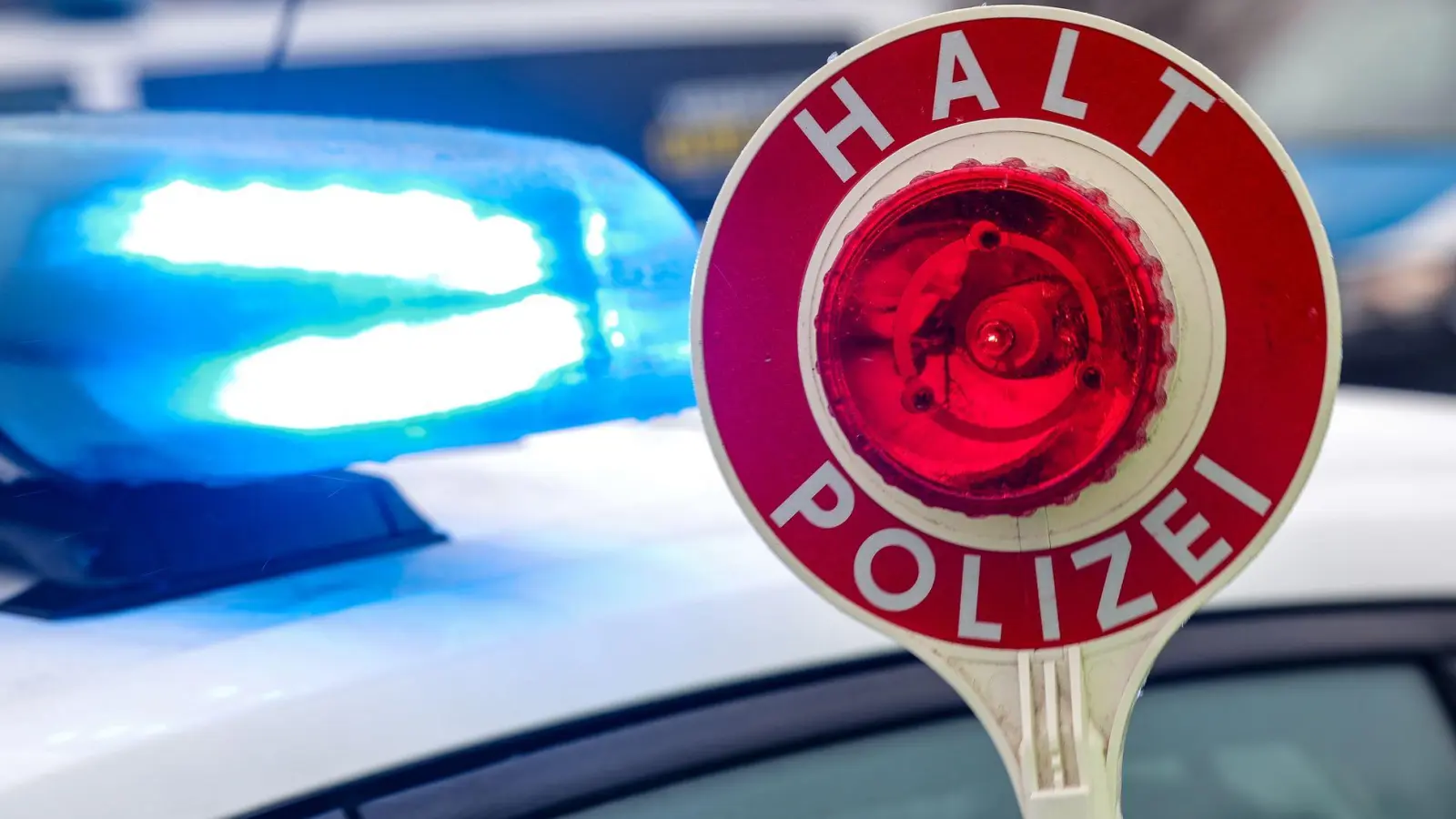 Die Polizei in Bayern hat zwei Autodiebe aus dem Verkehr gezogen, die zuvor in Leipzig einen Wagen entwendet hatten (Symbolbild).  (Foto: Jan Woitas/dpa)
