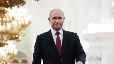 Wladimir Putin geht zur Vereidigung als russischer Präsident während einer Inaugurationszeremonie im Großen Kremlpalast. (Foto: Alexander Zemlianichenko/Pool AP/AP)
