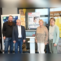 Freuen sich über das Apotheken-Terminal (von links): Edeka-Marktbetreiber Günter Schuler, Bürgermeister Hans Henninger sowie die Apothekerinnen Elisabeth Dornheim und Ulrike Schreiber. (Foto: Luca Paul)