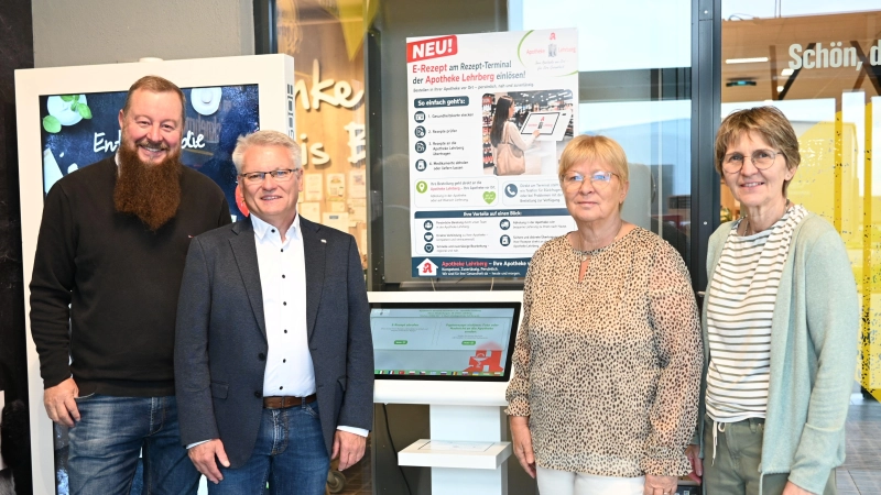 Freuen sich über das Apotheken-Terminal (von links): Edeka-Marktbetreiber Günter Schuler, Bürgermeister Hans Henninger sowie die Apothekerinnen Elisabeth Dornheim und Ulrike Schreiber. (Foto: Luca Paul)