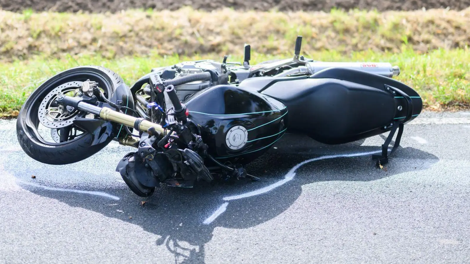 Der Motorradfahrer habe vor dem Aufprall noch versucht, auszuweichen. (Symbolbild) (Foto: Julian Stratenschulte/dpa)