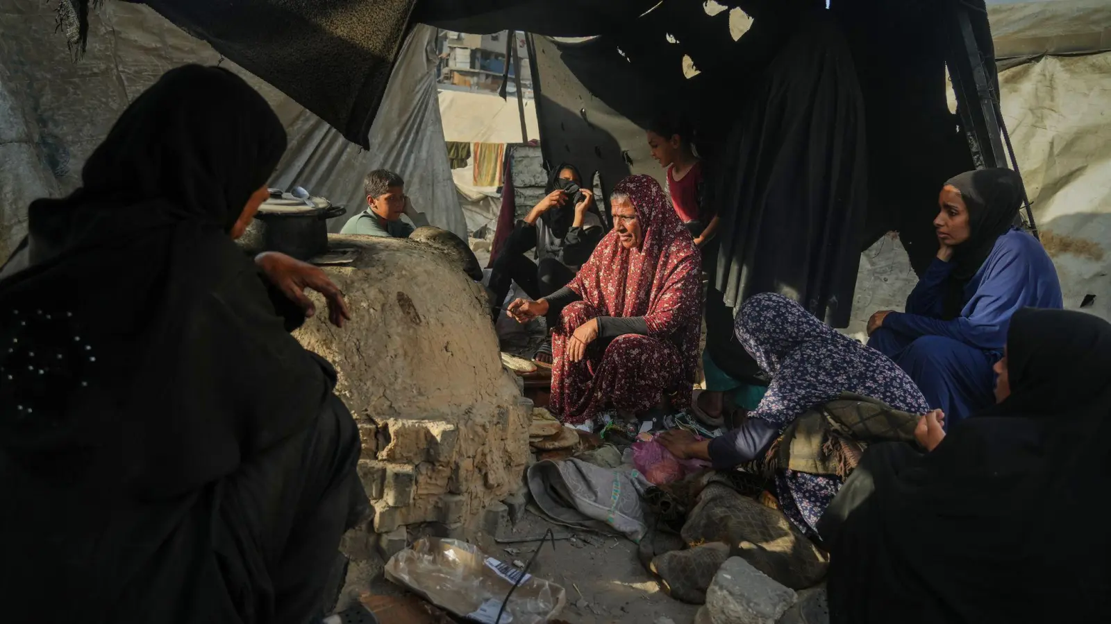 Palästinensische Frauen backen Brot in Notunterkunft.  (Foto: Jehad Alshrafi/AP/dpa)