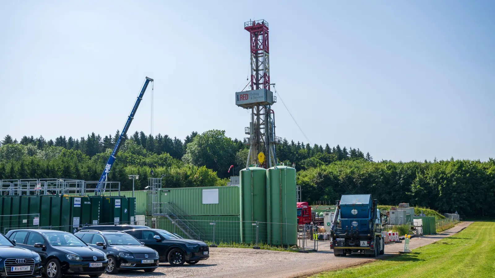 Leicht erkennbar an dem rund 40 Meter hohen Bohrturm: Das Gasförderprojekt bei Reichling. (Foto: Peter Kneffel/dpa)