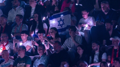 Auf der Straße Proteste, in der Halle Unterstützung für Israel beim ESC in Basel (Archivbild). (Foto: Jens Büttner/dpa)