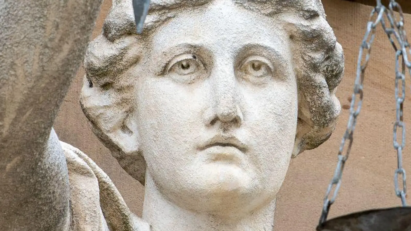 Haben Betroffene das Recht, bei einer ärztlichen Begutachtung eine Vertrauensperson mitzunehmen? Ein Gericht entschied das nun. (Foto: Stefan Puchner/dpa/dpa-tmn)