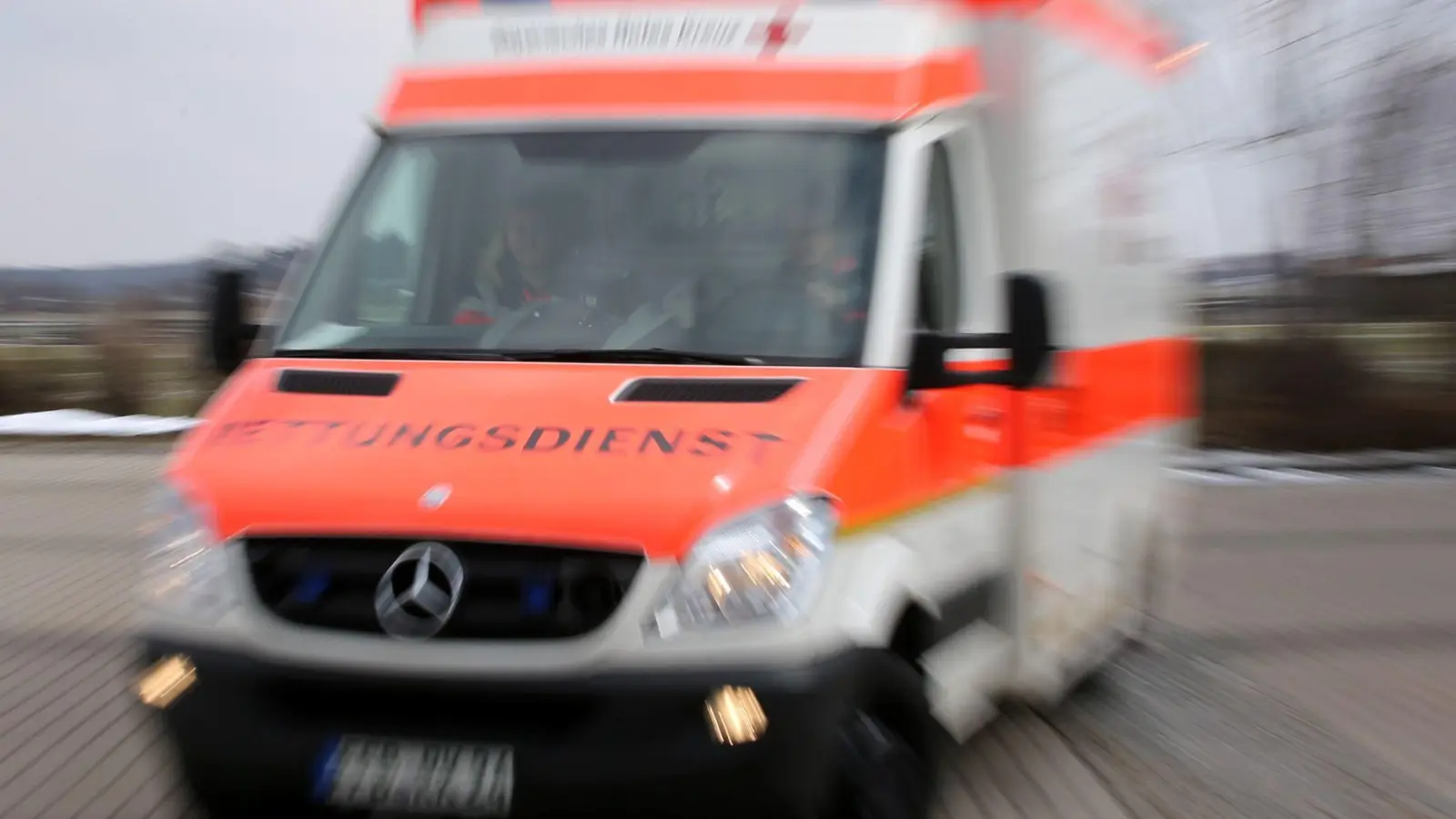 Der Motorradfahrer wurde mit einem Rettungswagen ins Krankenhaus. (Symbolbild) (Foto: Stephan Jansen/dpa)