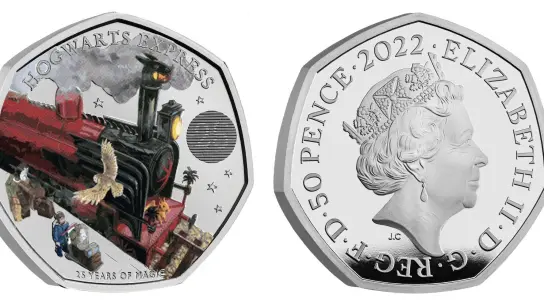Diese britische 50-Pence-Farbmünze aus der Harry-Potter-Kollektion zeigt den Hogwarts-Express - und auf der Vorderseite das Porträt der britischen Königin Elizabeth II. (Foto: The Royal Mint/PA Media/dpa)