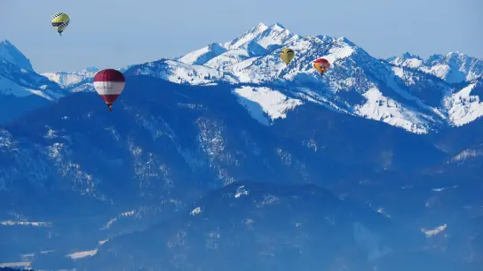 Ein Wintertraum: Aussicht auf die Berggipfel aus dem Ballonkorb. (Foto: Andreas Drouve/dpa-tmn)