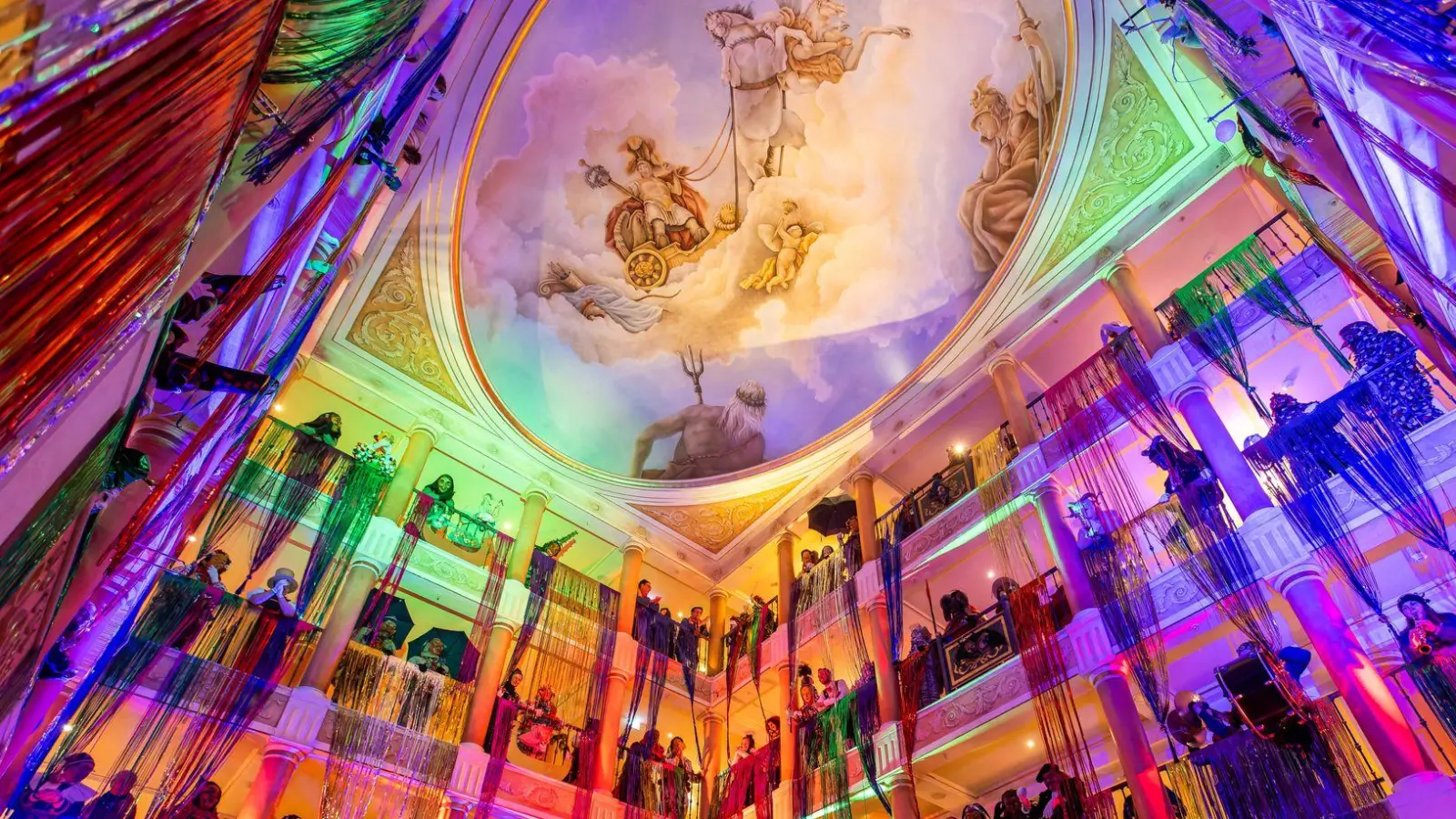 Narren stehen im Foyer des Hotel Colosseo über die Etagen verteilt. Die „Goldene Narrenschelle” wird jährlich von der Vereinigung Schwäbisch-Alemannischer Narrenzünfte (VSAN) verliehen. (Foto: Philipp von Ditfurth/dpa)