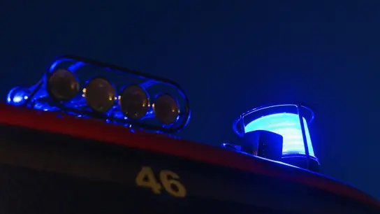 Das Blaulicht leuchtet auf dem Dach eines Feuerwehrfahrzeugs. (Foto: Philipp von Ditfurth/dpa/Symbolbild)