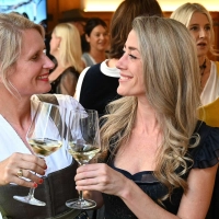 Sina Scherer (links) und Silke Völling veranstalten die Party. (Foto: Lucas Caspari/dpa)