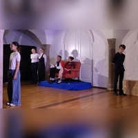 Hamlet (Julius Ley, rechts) versucht die Machenschaften seines Onkels Claudius (Amilia Jenninger, 3. von rechts) um den Tod seines Vaters aufzuklären. (Foto: Julia Bergmeister)