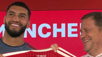 Neuzugang Saibari (l) und Sportvorstand Eberl zeigen das Bayern-Trikot mit der Nummer 34. (Foto: Manuel Schwarz/dpa)