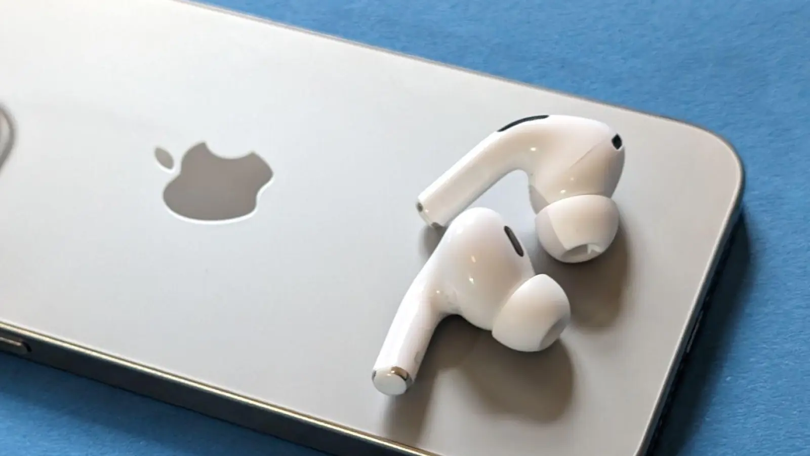 Airdods Pro 2: Die Kopfhörer von Apple sind nahtlos auf das Smartphone aus dem eigenen Hause abgestimmt. (Foto: Christoph Dernbach/dpa-tmn)