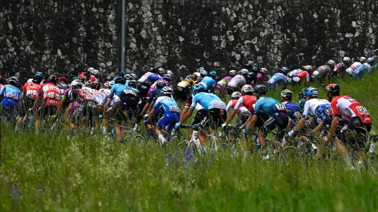Für die Fahrer der Giro d’Italia ging es 202,00 Kilometer von Salò nach Aprica. (Foto: Fabio Ferrari/LaPresse/AP/dpa)