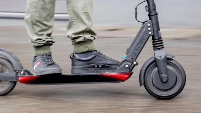 Mit einem Tretroller war ein Unbekannter am Donnerstag in Ansbach unterwegs. Es kam zu einem Zusammenstoß mit einem Radfahrer. (Symbolbild: Christoph Soeder/dpa)
