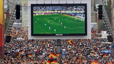 Tausende Zuschauer verfolgen 2006 auf der Fanmeile am Brandenburger Tor in Berlin das WM-Fußballspiel zwischen Deutschland und Argentinien. (Foto: Marcel Mettelsiefen/dpa/Archivbild)