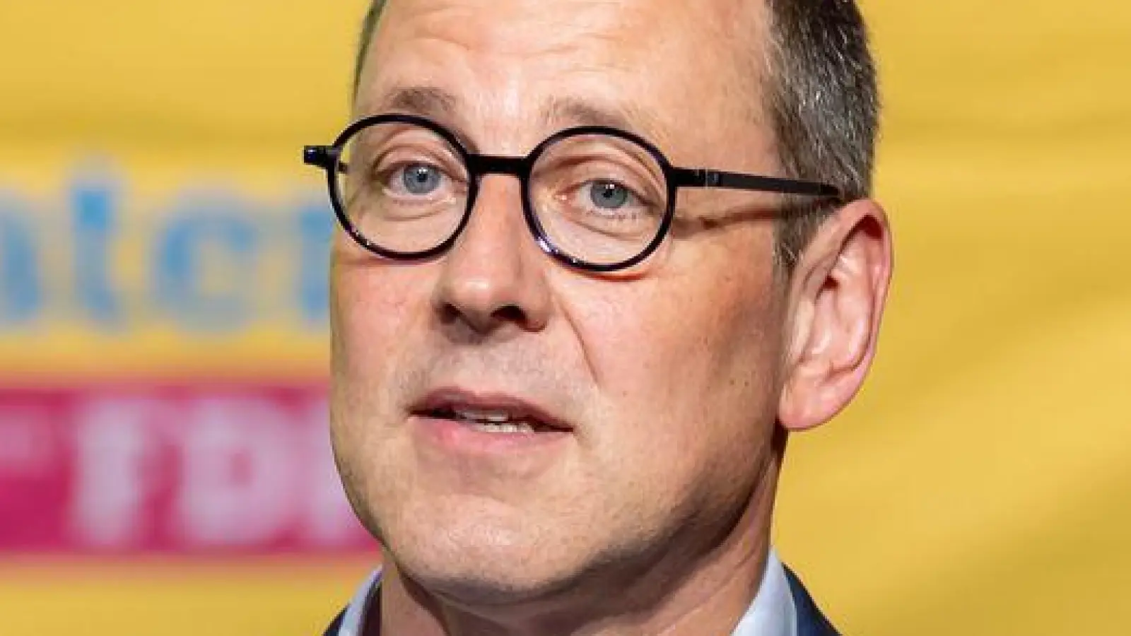 Der neue Landesvorsitzende der bayerischen FDP, Michael Ruoff bei seiner Bewerbungsrede. (Foto: Daniel Karmann/dpa)