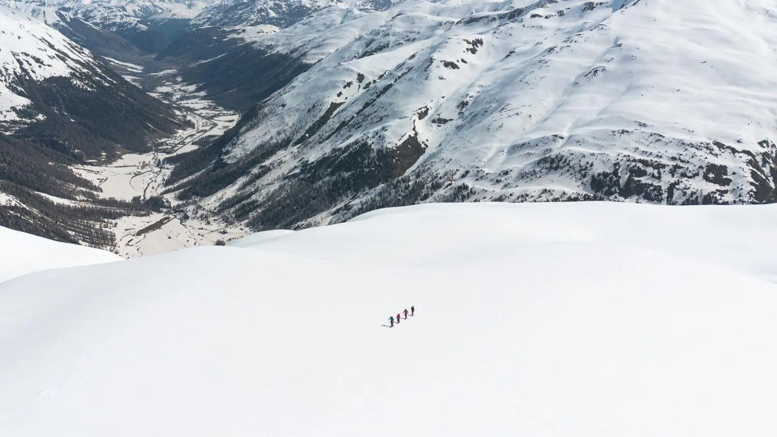 Von hohen Alpengipfeln umrahmt: Wegen seiner Abgeschiedenheit wurde Livigno das Tibet Italiens genannt.  (Foto: Giovanni Levi/Livigno NEXT/dpa-tmn)