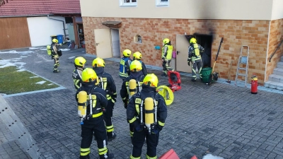 Mit Atemschutzträgern war die Feuerwehr am Montag in Emskirchen im Einsatz, um den Brand einer Heizungsanlage zu löschen.  (Foto: Mirko Fryska)