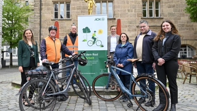 Mit dem Rad zur Arbeit (v.li.): Lena Navarro-Ortiz (Klimaschutzbeauftragte im Landkreis Ansbach), Martin Berberich (ADFC), Oberbürgermeister Thomas Deffner, Martin Surowka (Direktor der AOK in Mittelfranken), Sylke Priebe-Czadzeck (DGB), Andreas Limbacher (ADFC) und Tamara Reinmiedl (vbw-Bezirksgruppe Mittelfranken) gaben den Startschuss für die 25. Auflage. (Foto: Stadt Ansbach/Stefan Guggenberger)