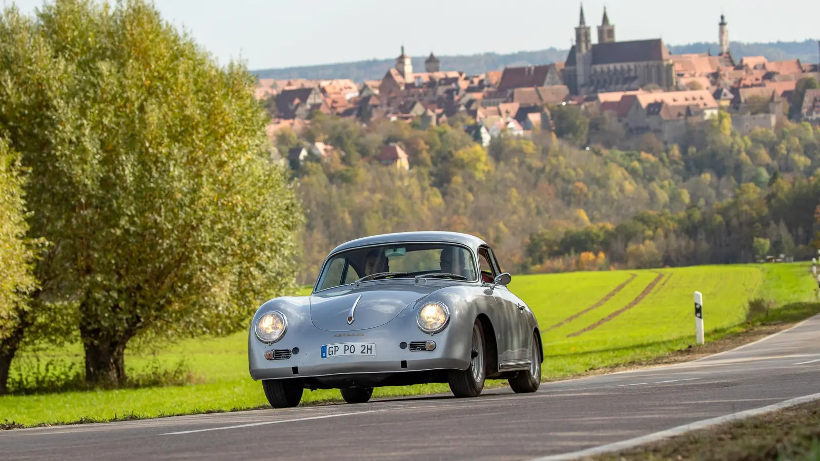 So wie dieser Porsche 356A aus dem Jahr 1957 sollen die Porsches durch die Rothenburger Landschaft fahren. (Foto: Verlag Delius Klasing/O. v. Simon)