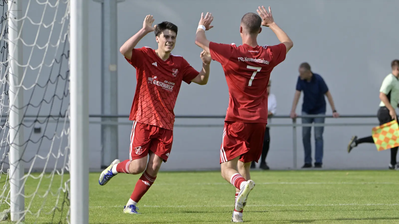 Paul Beil (links) und Moritz Ortner hatten in Gutenstetten allen Grund zum Feiern, hier jubeln sie über das Tor zum 3:0, am Ende stand ein 4:0-Sieg. (Foto: Martin Rügner)