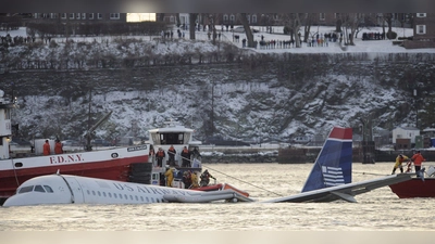 Wie durch ein Wunder überleben alle 155 Menschen an Bord die Notlandung im Hudson River. (Archivbild)  (Foto: epa Lane/dpa)