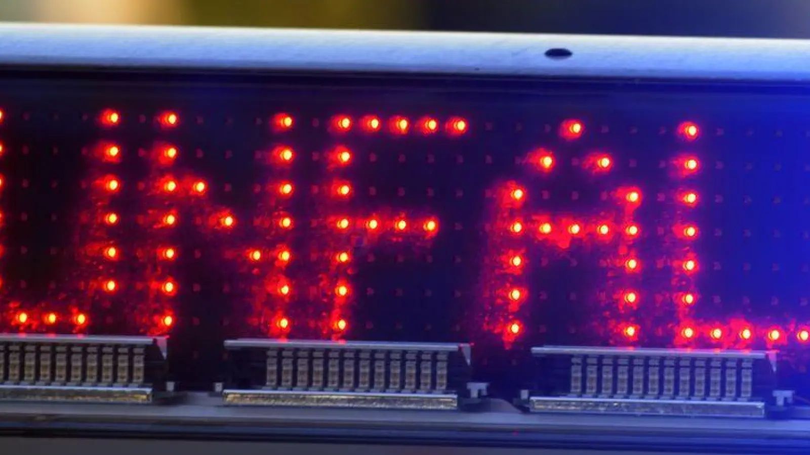 Die Polizei sichert die Unfallstelle. (Symbolbild) (Foto: Stefan Puchner/dpa)