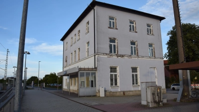 Die besten Zeiten hat das Gebäude am Heilsbronner Bahnhof hinter sich. Doch der Bau soll eine Frischzellenkur bekommen, damit hier künftig die Musikschule eine neue Heimat bekommt. (Foto: Florian Schwab)