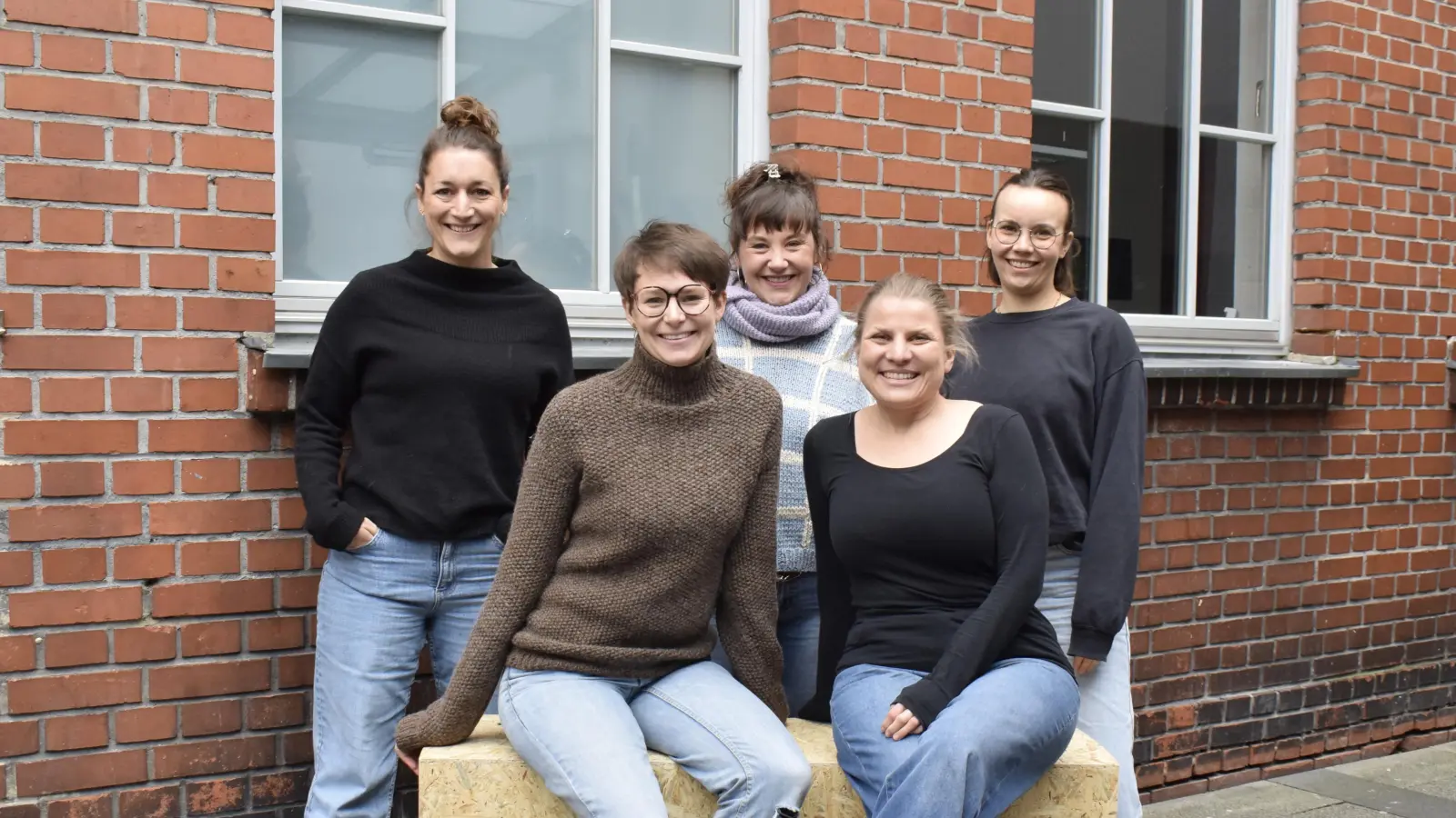 Die neue Theatergruppe nennt sich plan b: Alida Lieb, Maria Gräb, Mimi Meister, Svenja Weiß und Anna Sturm (von links) präsentieren im April ihre erste Produktion. (Foto: Christina Özbek)