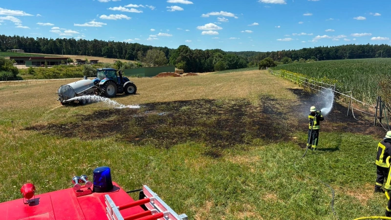 Landwirte unterstützten die Löscharbeiten bei Mausdorf. (Foto: Feuerwehr Hagenbüchach)