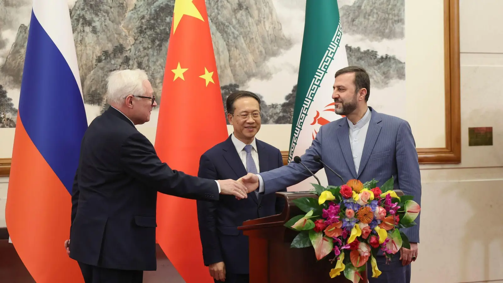 Russlands Vizeaußenminister Rjabkow gibt bei einem Treffen dem iranischen Vizeaußenminister Kazem Gharibabadi die Hand. (im Hintergrund Chinas Vizeaußenminister Ma Zhaoxu - Archivbild) (Foto: Lintao Zhang/Pool Getty/AP/dpa)
