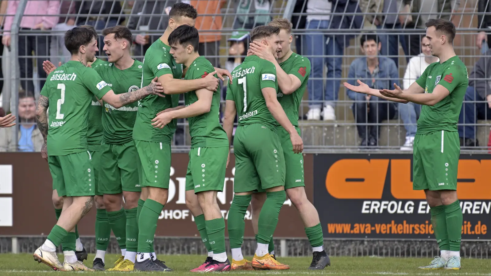 Die reine Freude: Ansbach bejubelt den Siegtreffer von Lukas Schmidt (rechts). (Foto: Martin Rügner)