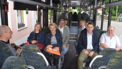 Die Delegation um Landrat Dr. Jürgen Ludwig (2.v.re., sitzend) nutzte den Hesselberg-Limes-Express für die Fahrt auf den Hesselberg. (Foto: Peter Tippl)