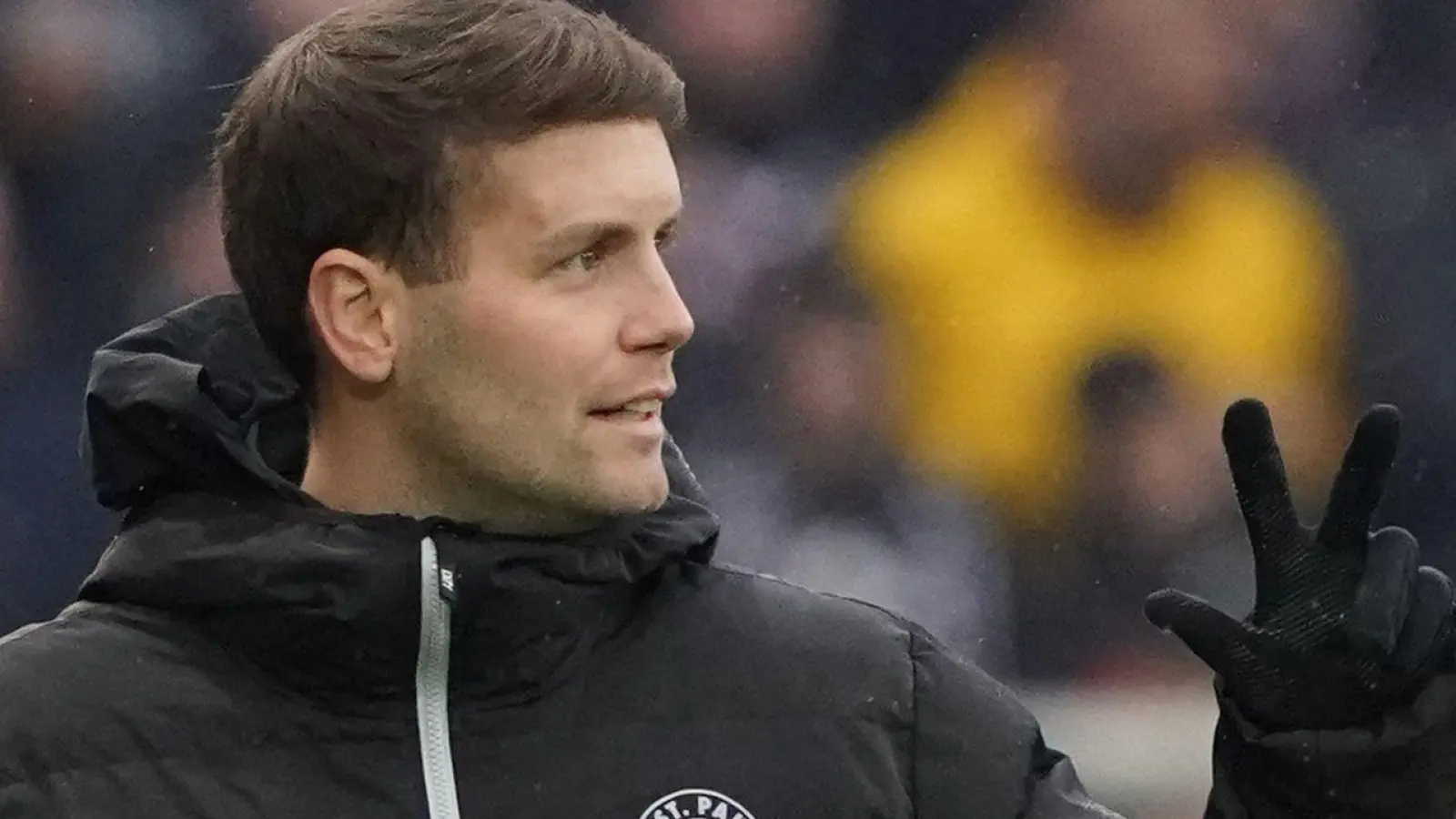Fabian Hürzeler bleibt Trainer des FC St. Pauli. (Foto: Marcus Brandt/dpa)