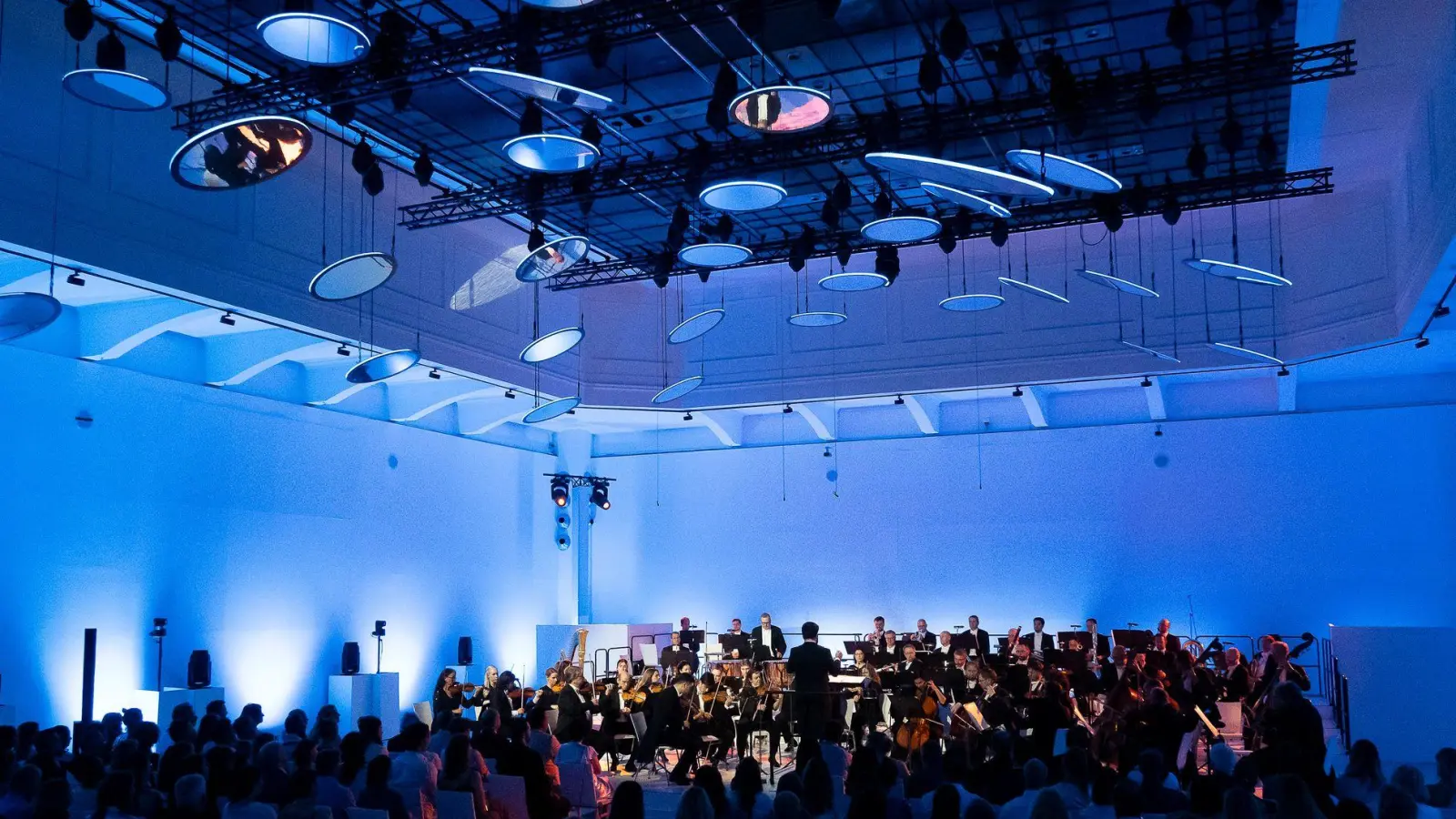 Der Donauwalzer gilt als inoffizielle Hymne des Alls.  (Foto: Denes Erdos/AP/dpa)