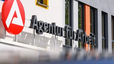 Die Zahl der Arbeitslosen ist im April leicht gesunken, bleibt aber über dem Vorjahresniveau.  (Symbolbild: Patrick Pleul/dpa)