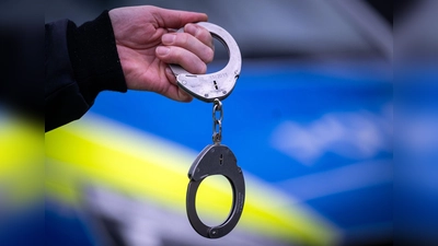 Die Polizei nahm den Tatverdächtigen am Samstag fest. (Symbolbild) (Foto: Soeren Stache/dpa)