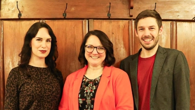 Erhielt bei ihrer Nominierung ein einstimmiges Ergebnis vom Dinkelsbühler SPD-Ortsverein: Anja Schmidt-Wagemann (Mitte). Die Co-Ortsvorsitzenden Melitta Thamm und Frank Schwarz sehen darin einen entscheidenden ersten Schritt in eine neue politische Zukunft der Stadt. (Foto: Martina Haas)