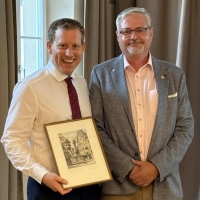 Bei der Amtsübergabe bedankte sich der neue Rotary-Präsident Ralf Baltes (rechts) bei seinem Vorgänger Dr. Benedikt Stegmann mit einer Radierung der Marienapotheke in Rothenburg für das erfolgreiche Engagement zugunsten sozialer Projekte. (Foto: Juliane Brumberg)