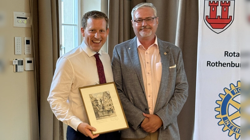 Bei der Amtsübergabe bedankte sich der neue Rotary-Präsident Ralf Baltes (rechts) bei seinem Vorgänger Dr. Benedikt Stegmann mit einer Radierung der Marienapotheke in Rothenburg für das erfolgreiche Engagement zugunsten sozialer Projekte. (Foto: Juliane Brumberg)