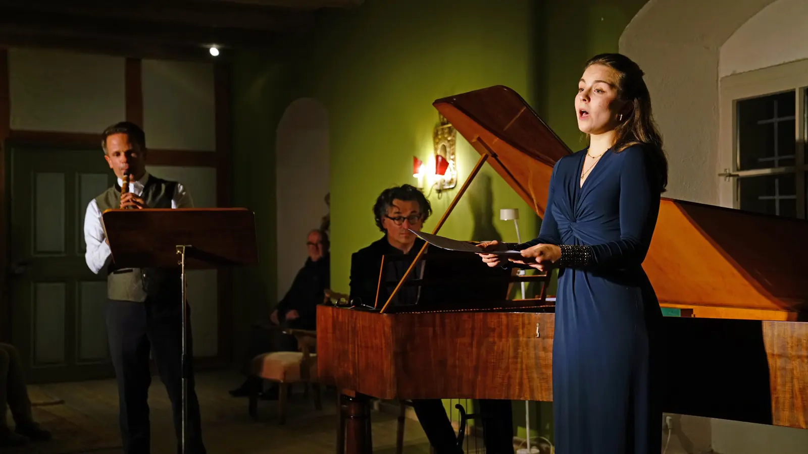 Schubertiade im Schloss Seehaus: Sopranistin Miriam Fußeder, Daniel Heide am Hammerflügel und Ernst Schlader an der Klarinette (von rechts) überzeugten. (Foto: Elke Walter)