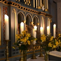 Sechs Kerzen leuchteten am Altar von St. Margaretha beim Gedenken an die sechs Todesopfer der Gasexplosion in Lehrberg.  (Foto: Manfred Blendinger)