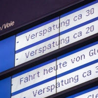 Die Hitze macht der Bahn zu schaffen. An einer Strecke kommt es nun zu Ausfällen. (Symbolfoto) (Foto: Fabian Sommer/dpa)