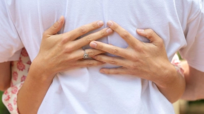 Eine feste Umarmung, ein abgenommenes Telefonat mit der Krankenkasse, ein Topf Suppe: Unterstützung für krebskranke Menschen kann ganz viele Formen haben.  (Foto: Mohssen Assanimoghaddam/dpa/dpa-tmn)