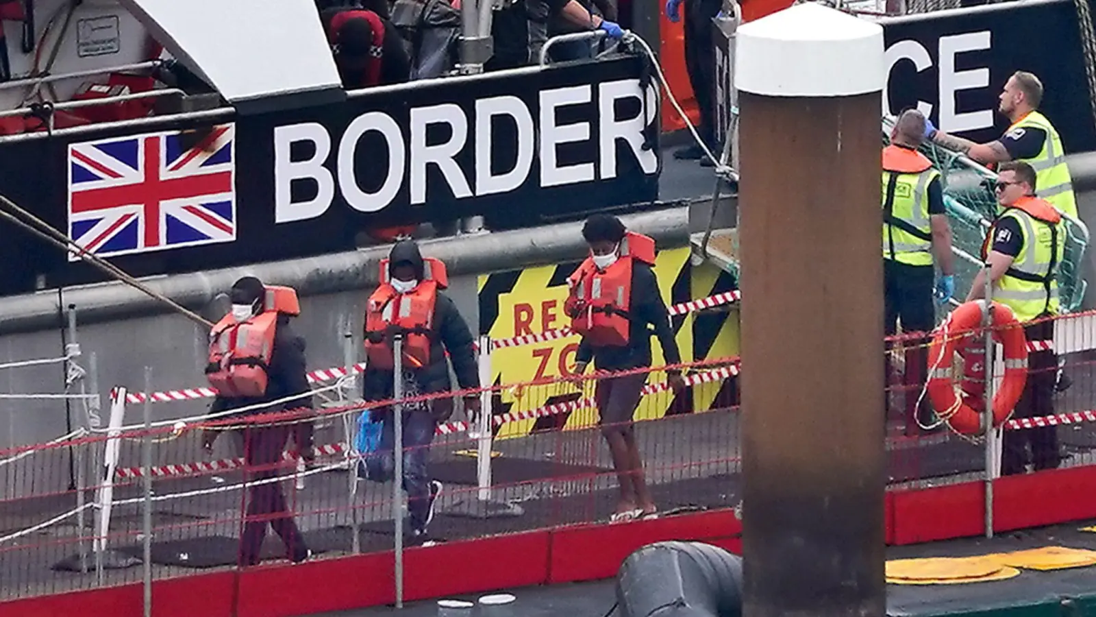 Migranten sind an Bord eines Schiffes der Grenztruppen nach Dover gebracht worden, nachdem sie bei einem Zwischenfall mit einem kleinen Boot im Ärmelkanal gerettet wurden (Archivbild). (Foto: Gareth Fuller/PA Wire/dpa)