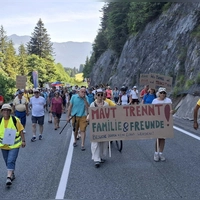 Der Protest richtet sich gegen ein geplantes Maßnahmen-Paket für den Fernpass, zu dem auch eine Maut gehört. (Foto: Markus Stegmayr/APA/dpa)